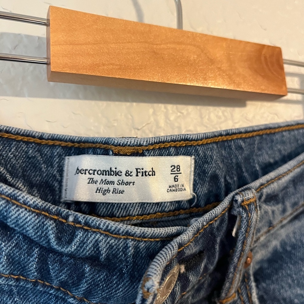 Abercrombie & Fitch The Mom Short High Rise Size 28|6 - Picture 2 of 4